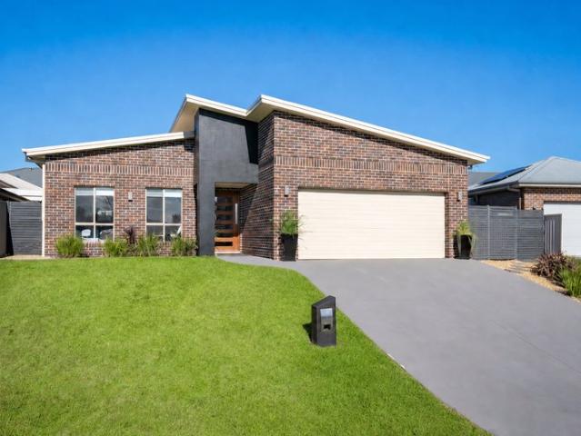 Architecturally Inspired Living with Quality Finishes & Unique Split Level Design
