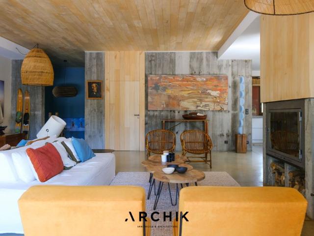 Architecture contemporaine d'inspiration arcachonnaise, cette villa de 250 m2 s'inscrit sur un magnifique terrain arboré de 850 m2, idéalement placé à proximité immédiate de la plage du Moulleau