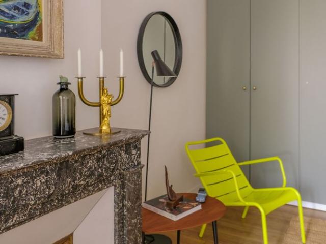 Architecture début du XXème, ce bel immeuble bourgeois, proche de Longchamp, accueille en son 2ème étage sans ascenseur, un appartement de 77 m2 au style contemporain