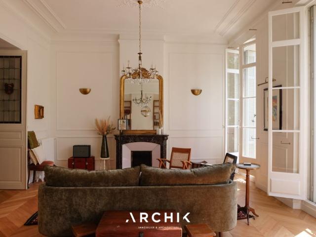 Architecture du XIXe siècle, cet immeuble d'angle en pierre de taille abrite en son 2ème étage avec ascenseur un appartement traversant de 166 m2, remarquable par son plan en symétrie parfaite et ses éléments d'origine préservés, au coeur du quartier Longchamp