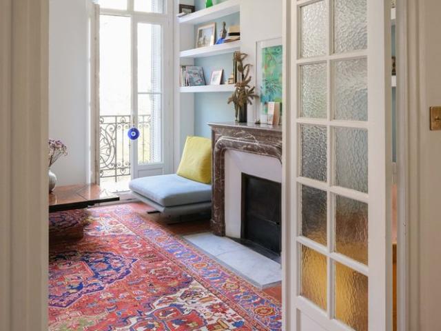 Architecture du XXe siècle, cet immeuble marseillais situé dans le 1er arrondissement abrite en son 2e étage, un appartement traversant de 107 m2, offrant de beaux volumes et une atmosphère chaleureuse