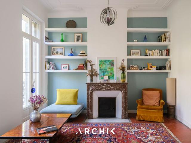 Architecture du XXe siècle, cet immeuble marseillais situé dans le 1er arrondissement abrite en son 2e étage, un appartement traversant de 107 m2, offrant de beaux volumes et une atmosphère chaleureuse