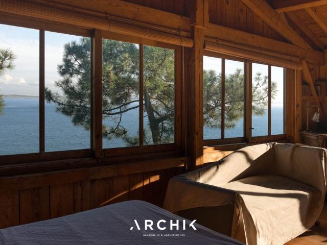 Architecture traditionnelle en bois, cette maison de 320 m2 avec deux dépendances s'élève sur 1 000 m2 en première ligne du Cap Ferret et offre une vue panoramique sur le Bassin et la Dune du Pilat