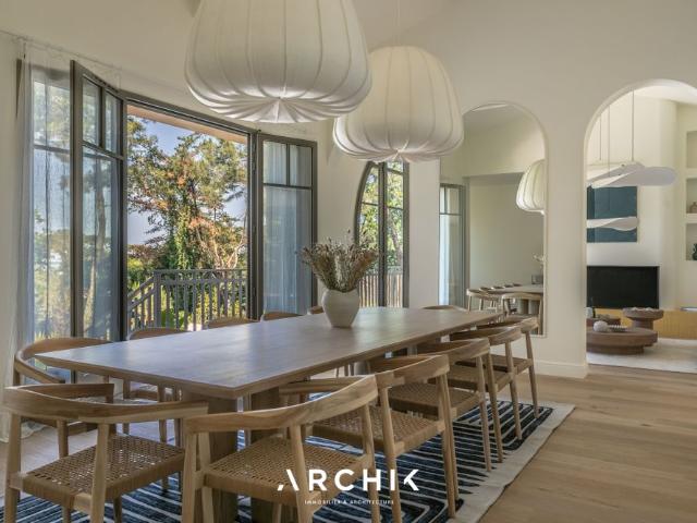 Architecture traditionnelle revisitée dans un esprit Bassin, cette villa de 265 m2 déploie ses volumes sur un remarquable terrain paysager de 1 340 m2 proche des plages et des commerces du Pyla
