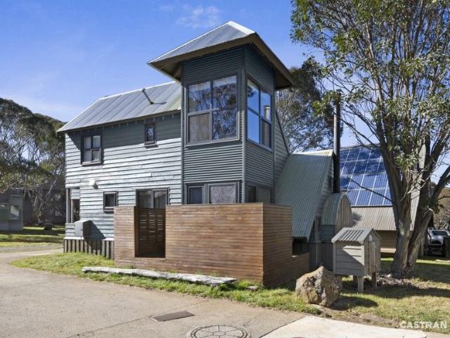Architect Designed 3 Bedroom Chalet in the Heart of Dinner Plain