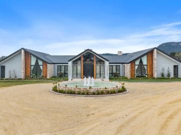 ARCHITECT DESIGNED COUNTRY ESTATE ON FIVE ACRES OF USEABLE LAND