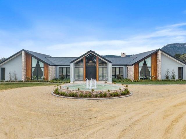 ARCHITECT DESIGNED COUNTRY ESTATE ON FIVE ACRES OF USEABLE LAND