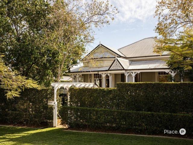 Architect Designed Family Estate on 810m² with Panoramic North Easterly Views