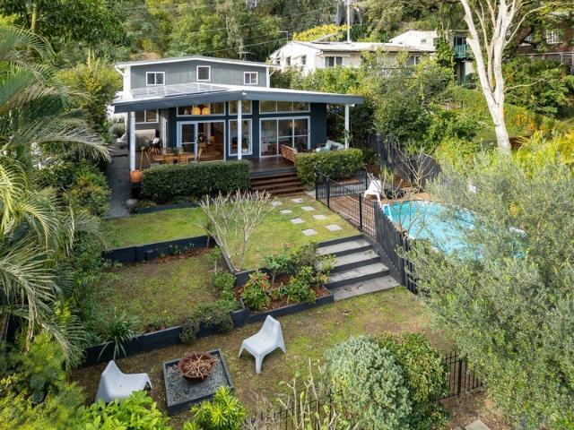 ARCHITECT DESIGNED FAMILY HAVEN BORDERING PARKLANDS