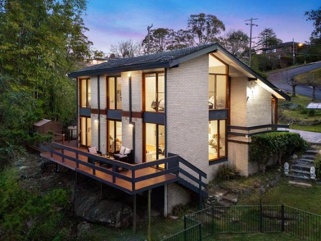 Architect Designed Pettit + Sevitt Sanctuary Overlooking Garigal National Park