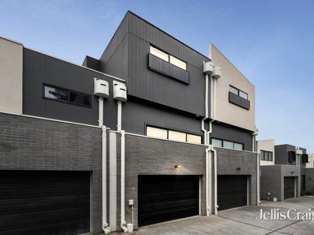 Architect designed townhome with Yarra Valley outlook
