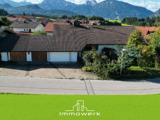 Architektur mit Charakter: Großzügiges Einfamilienhaus in Ortsrandlage mit Wintergarten und Sauna