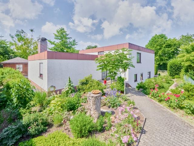 Architektur mit Persönlichkeit: Split Level Haus mit Einliegerwohnung, Traumgarten und Top Lage