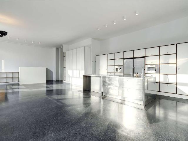 Architektur Pur: Design Loft mit Edelstahl Küche am Engelbecken zwischen Mitte und Kreuzberg