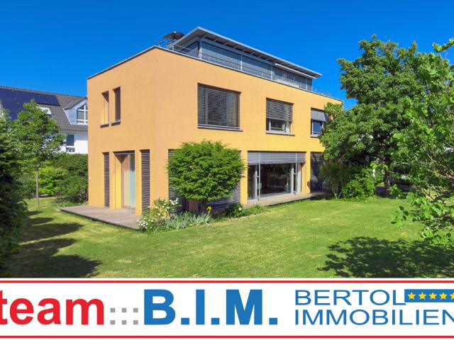 Architekten Villa auf Filetgrundstück in Top Lage: Licht. Ruhe. Privatsphäre