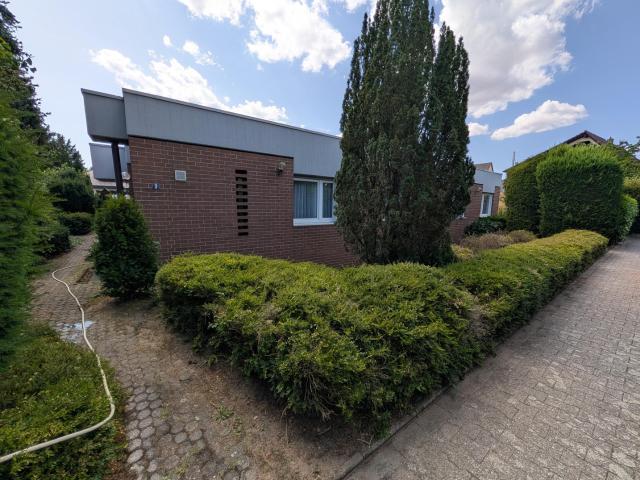 Provisionsfrei: Bungalow auf einer Ebene mit Indoor Pool, Sauna und 790 m² Grundstück