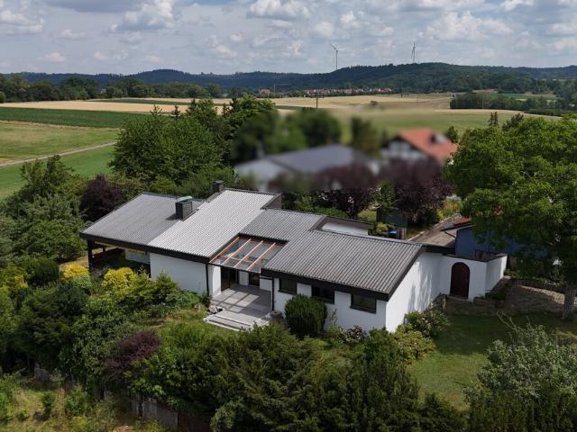 Architekten Juwel mit Fernblick: Großzügiges Wohnen & Wellness auf 1.782 m² Traumgrundstück