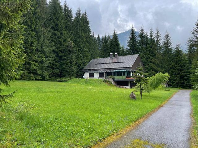 Architektenhaus am Wald mit 3000 m2 Grund