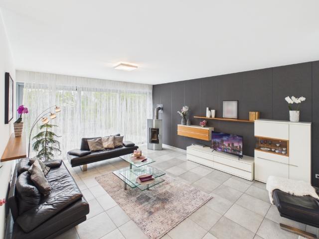 Architektenhaus der Extraklasse in ruhiger Lage. Stilvolles Design, viel Wohnkomfort, großer Garten