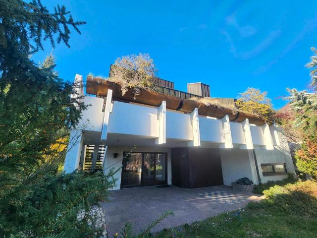 Architektenhaus in Hanglage: viel Platz, Ruhe & Potential