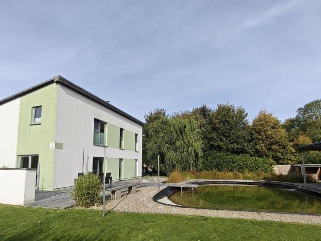 Architektenhaus mit Naturteich, Sauna, Solar + vielseitigem Nebengebäude