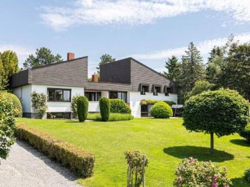 Architektentraum in absoluter Ruhelage – Indoor Pool, Schneeberg Panorama & 3.234 m² Parkgarten