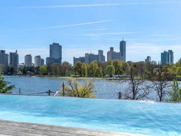 Architektenvilla mit Infinity Pool und Blick auf die Wiener Skyline