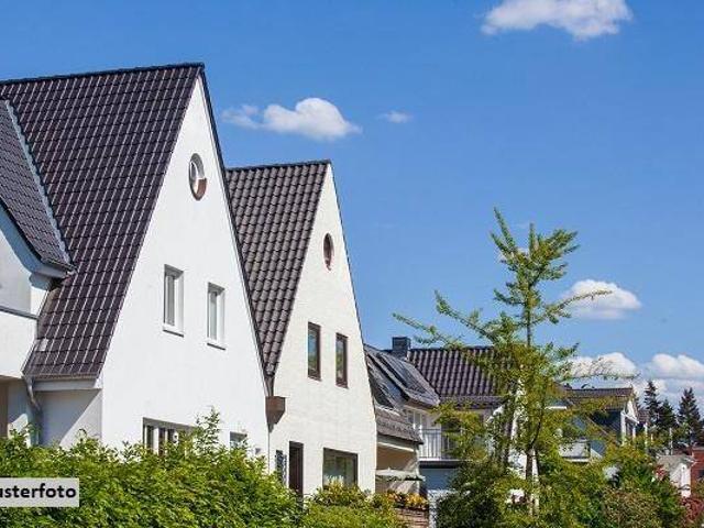 Architektonisch ansprechend gestaltetes Einfamilienhaus in Hanglage