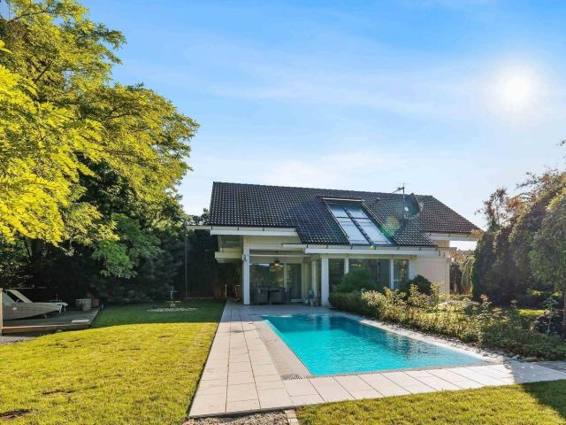 Architektonisch außergewöhnliches High End Holzhaus von HUF HAUS mit Swimmingpool am Nationalpark Donau Auen in einem malerischen Teil der Gemeinde Maria Ellend