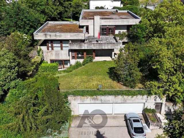 Architektonisch markante Betonvilla mit Entwicklungspotenzial in begehrter Höhenlage von Herrenberg