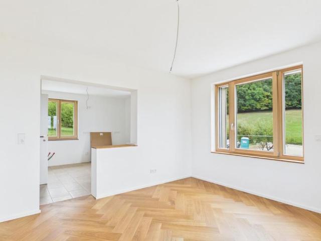 Architektonisch reizvolle Terrassenwohnung unterhalb der Altenburg mit Weitblick