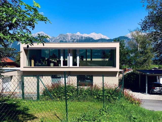 Architektonische Doppelhaushälfte in Rinn – Panoramablick auf die Nordkette