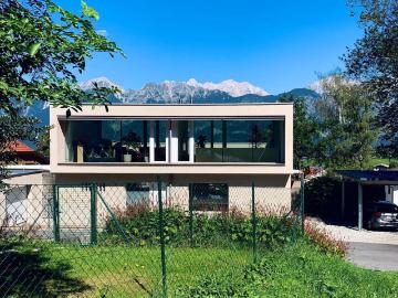 Architektonische Doppelhaushälfte in Rinn – Panoramablick auf die Nordkette