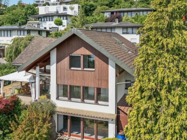 Architektonische Handschrift mit Seeblick