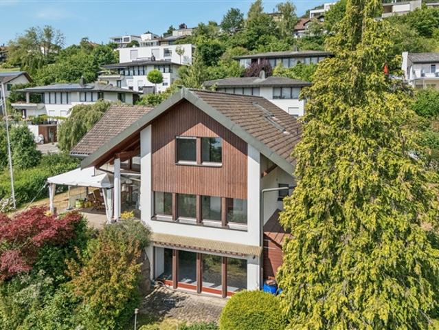 Architektonische Handschrift mit Seeblick
