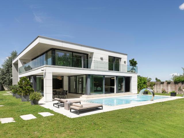 ARCHITEKTONISCHE SCHÖNHEIT MIT GARTENIDYLLE
