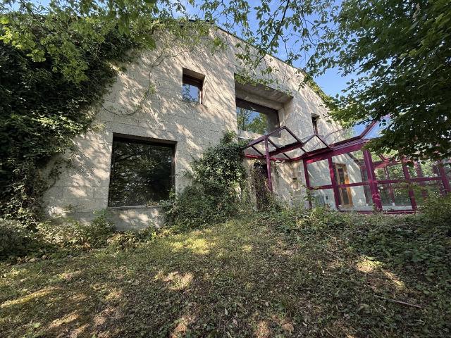 ARCHITEKTONISCHES SCHMUCKSTÜCK IN BESTLAGE MIT GROSSEM GRUNDSTÜCK