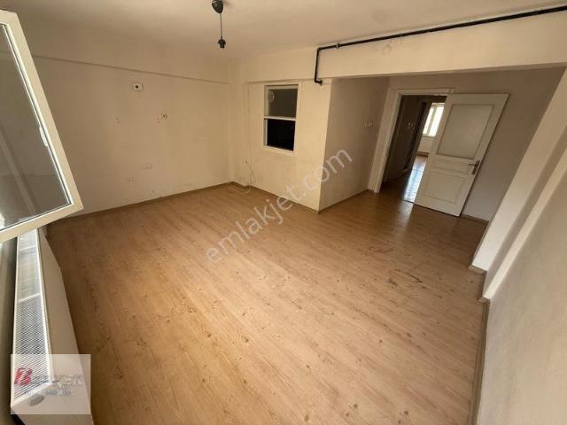 Arda Mah. Eski Garaj Civarı 3+1 Kapalı Mutfaklı Arakat Daire
