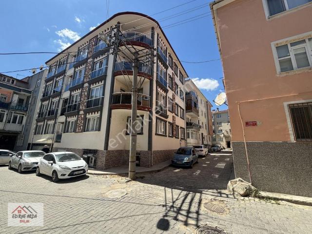 Arda Emlak Ofisi’nde Ayşekadın Balta Otel Yakını Ara Kat Balkonlu Temiz Daire