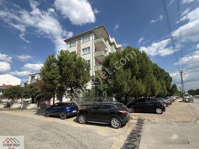 Arda Emlak Ofisi’nde Erasta Avm Yakını Cadde Üzeri Ara Kat Daire