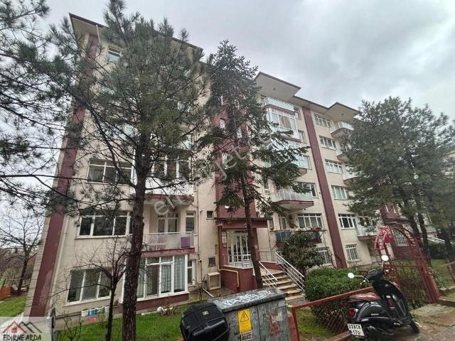 Arda Emlak Ofisinden Cumartesi Pazarı Yakını Ara Kat Balkonlu Bakımlı Daire