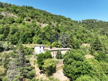 Ardèche: Bâtisse en pierre dans la vallée de l'Eyrieux, St