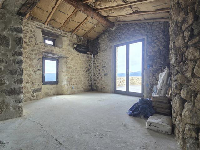 Ardèche, Saint Michel de Chabrillanoux, maison de hameau en pierres 167m² habitables Terrasse avec une vue Exceptionnelle
