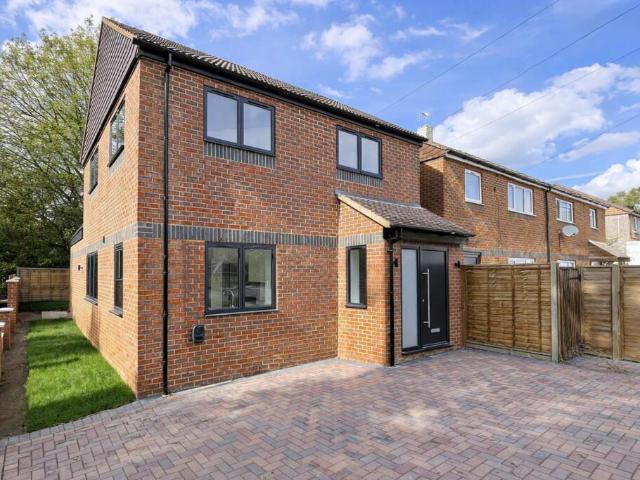 Arden Close, Reigate RH2 3 bed detached house to rent £2,500 pcm £577 pw