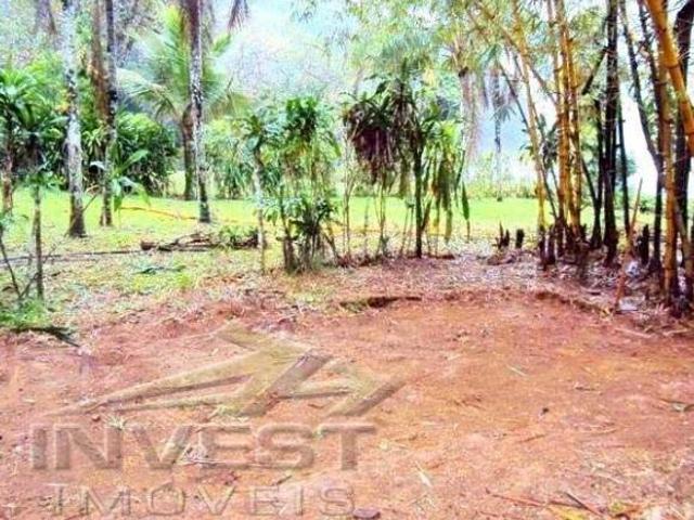 Área com 94.284m2, com 300m de extensão de praia e com área construída de 900m2