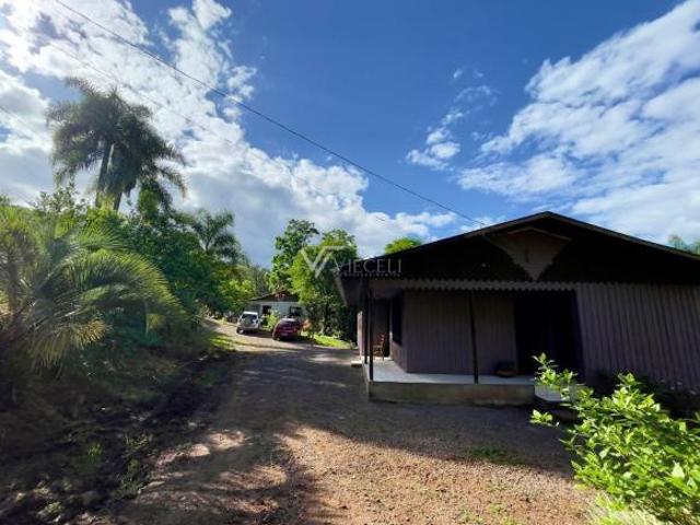 ÁREA DE TERRAS COM DUAS CASAS
