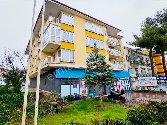 Arel'den Bahçelievler 3 Cd.üstü Köşe Konumda Otoparklı 3 Kat 3+1