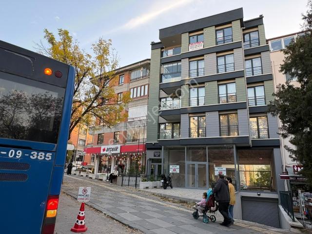 Arel'den Kıbrıs Cd.üstü Yeni Bina 4.kat Asansörlü,kombili,ön 3+1