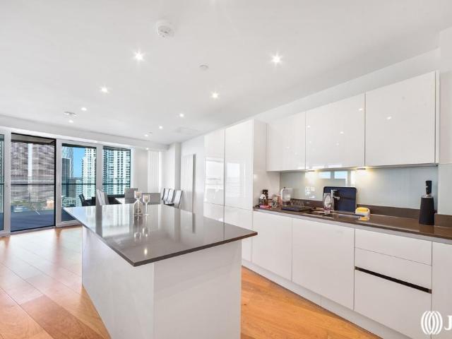 Arena Tower, 25 Crossharbour Plaza, London, E14 9TA, United Kingdom | 3 bed apartment for rent #140800786 | Rentberry
