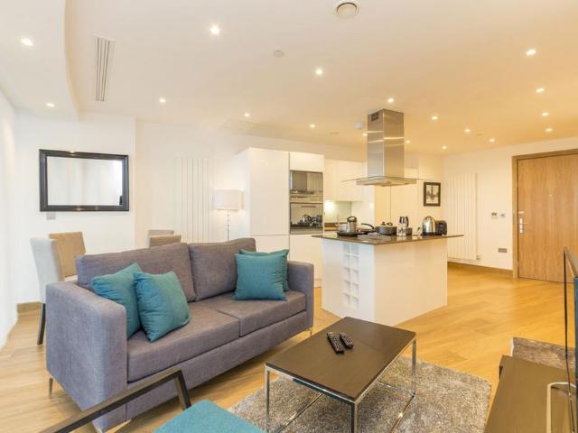 Arena Tower, Canary Wharf E14 1 bed flat to rent £2,550 pcm £588 pw